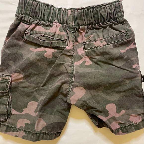 Boys Old Navy size 2T pink camo cargo shorts - Picture 4 of 5